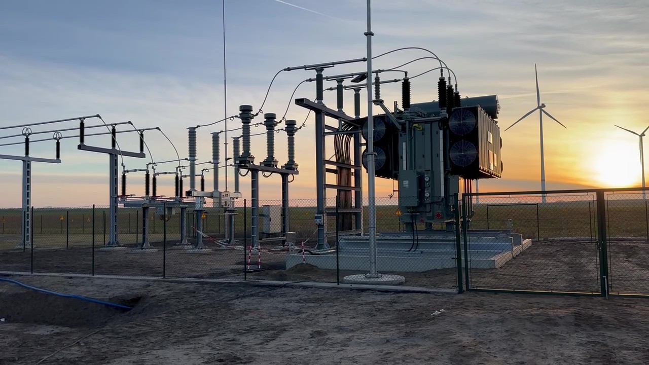 Leittechnik-Schaltschrank mit Steuerungskomponenten für Energieanlagen